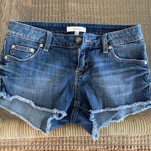 Aritzia low rise denim shorts size 25
